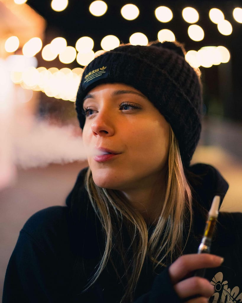Switching from Smoking Cannabis to Vaping Cannabis: A Healthier Choice 2 Switching from Smoking Cannabis to Vaping Cannabis: A Healthier Choice